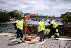 Paris Locks of Love Being Removed to Save Pont des Arts Bridge - V?DEO
